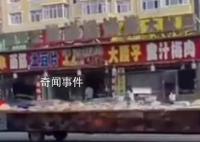 男子开着“小吃街”出摊 他去哪儿哪儿就是美食城
