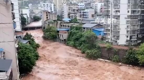 重庆万州遇暴雨:巡逻员喊楼撤离