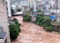 重庆万州遇暴雨:巡逻员喊楼撤离