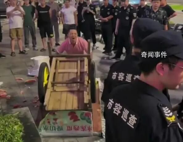 广西一城管将小贩抱起扔倒在地 引发热议
