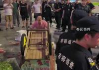 广西一城管将小贩抱起扔倒在地 引发热议