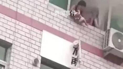 女子火灾中扔下婴儿被路人合力接住 万幸孩子和大人都平安无事
