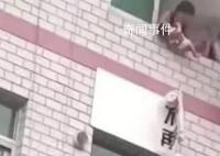 女子火灾中扔下婴儿被路人合力接住 万幸孩子和大人都平安无事