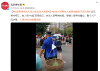 村超现场执法人员为卖瓜老人挑担 穿越人海寻找摊位