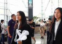 中国女足出征世界杯 机场内全员正装