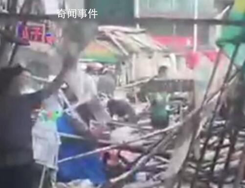 哈尔滨一脚手架倒塌 多人被砸中