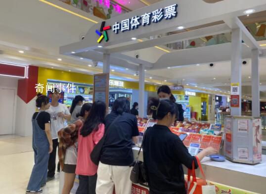 年轻人卖“刮刮乐”搞钱