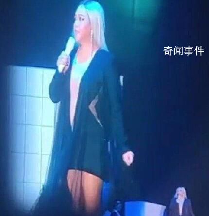 张惠妹演唱会上唱李玟的歌 由于没有拿到版权只能浅浅的唱一句