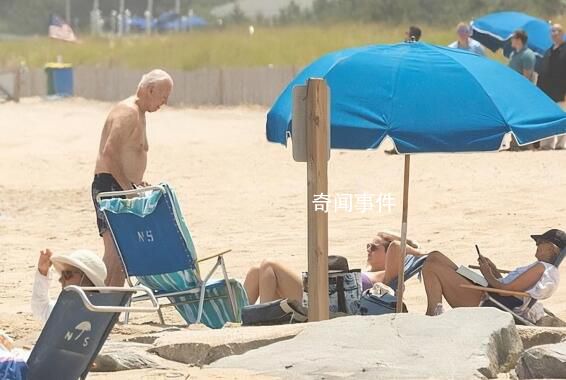 拜登赤裸上身海滩度假 罕见地出现在公共海滩上