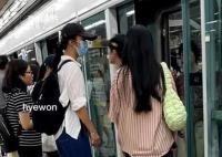 汤唯韩国坐地铁 背着双肩包非常接地气