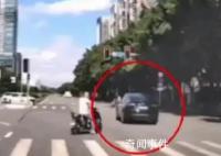 广州一特斯拉闯红灯撞上电瓶车致1死 事故还在调查当中