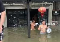 健身房被淹教练只能抱出来蛋白粉 整个门店损失在100万左右