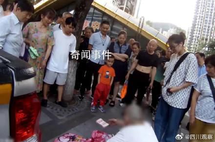 老人街头散钱66万无人要:钱非万能