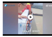 众人一人一只手拽住欲跳江男子 有很多人加入救人