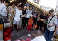 老人街头散钱66万无人要:钱非万能