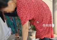 四川一老人路中抛扔双胞胎女婴 目前案件正在调查