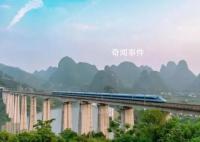 高铁路过桂林乘客齐刷刷惊叹拍照 犹如一幅动人的山水画