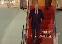 拜登抵达伦敦下飞机时迷惑行为 拜登又一次做出令人迷惑的动作