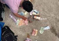 菲律宾男子散落400万现金遭哄抢 一半钱没了