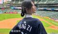 杨紫现场观看MLB全明星赛 扎着俩小辫儿开心比耶