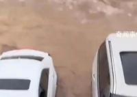 四川江油暴雨:河水暴涨 多车被淹