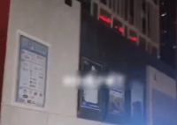 女子夜市被砖头砸中离世 目击者发声