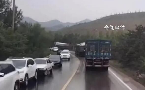 山西一中巴车侧翻致4死6伤 其余人员未受伤