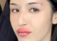 哈妮克孜被蚊子咬成香肠嘴 标注：这是一个悲伤的故事请大家严肃观看