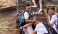 游客爬华山云梯踩空 跌落后被人接住