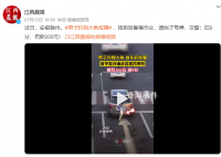 男子炫耀钓到大鱼挂后备箱示众 交警：扣9分罚款200元