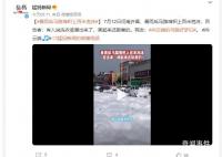暴雨后马路堆积上百米泡沫 目击者：有人说洗衣液漫出来了