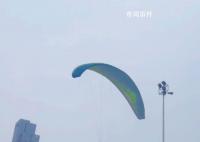男子景区内飞滑翔伞踩到游客头 男子不听劝阻仍旧在空中滑翔