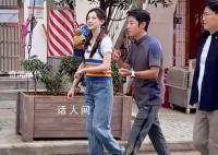 撒贝宁现身贵州村BA 可以看到撒老师没有什么大腕明星的架子