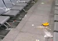 河南一火车站垃圾遍地 官方回应