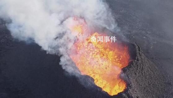 冰岛火山喷发 游客争睹熔岩奇景