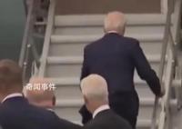 拜登在芬兰首都登机时险些摔倒 从芬兰返程上专机时踉跄站不稳