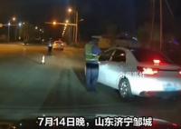 警方回应轿车拖行交警冲上绿化带 紧锁车门拒不配合