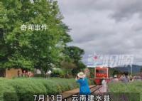 两女子不顾鸣笛铁轨旁拍照逼停火车 在旁边游客的提醒下才让开