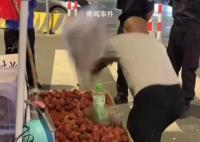 摆摊大爷遇城管怒摔筐 官方回应