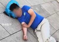 男子排队等升旗倒地睡着 网友：他的睡眠质量如此高
