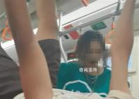 地铁穿脏字T恤打闹女子回应质疑 穿什么衣服是我的自由
