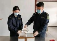 海关查获10只活体巨人蜈蚣 巨人蜈蚣能毒死人吗