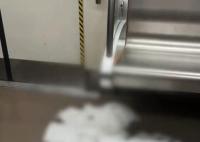 女孩地铁晕倒大便失禁女子帮清理 具体什么情况