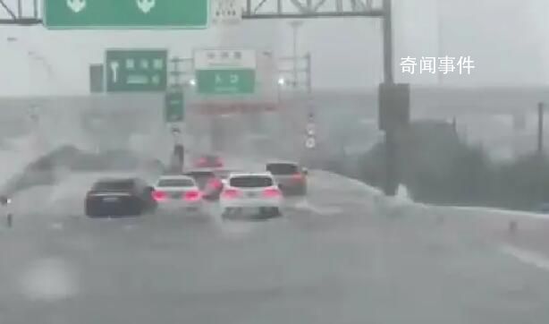 上海暴雨 高架桥成“高架河”