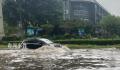 重庆暴雨地下通道被淹 行人蹚水上班