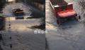 暴雨后卡车涉险过水淹路:水没至车窗