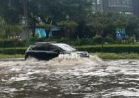 上海一体育场馆因暴雨屋顶坍塌 现场没有造成人员伤亡