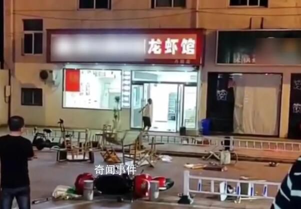 江苏镇江一龙虾店老板深夜崩溃砸店 赚的钱还不够交房租