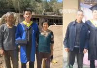 农村男孩考取博士 土墙前和父母合影