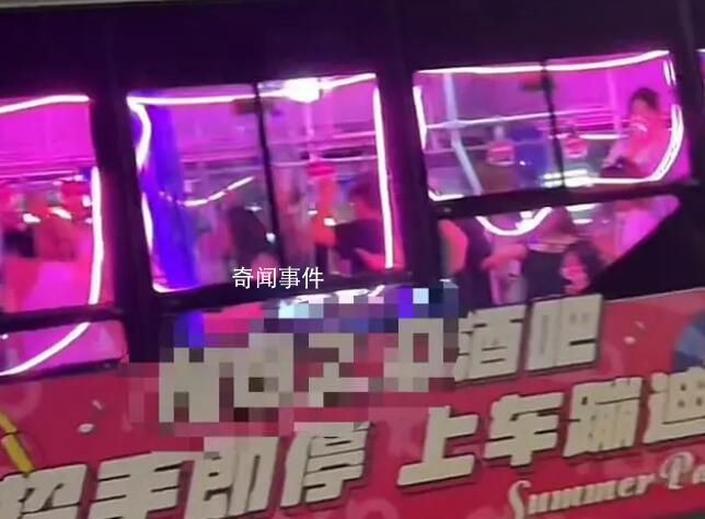 湖南常德街头惊现“公交车酒吧” 引得周围市民频频关注